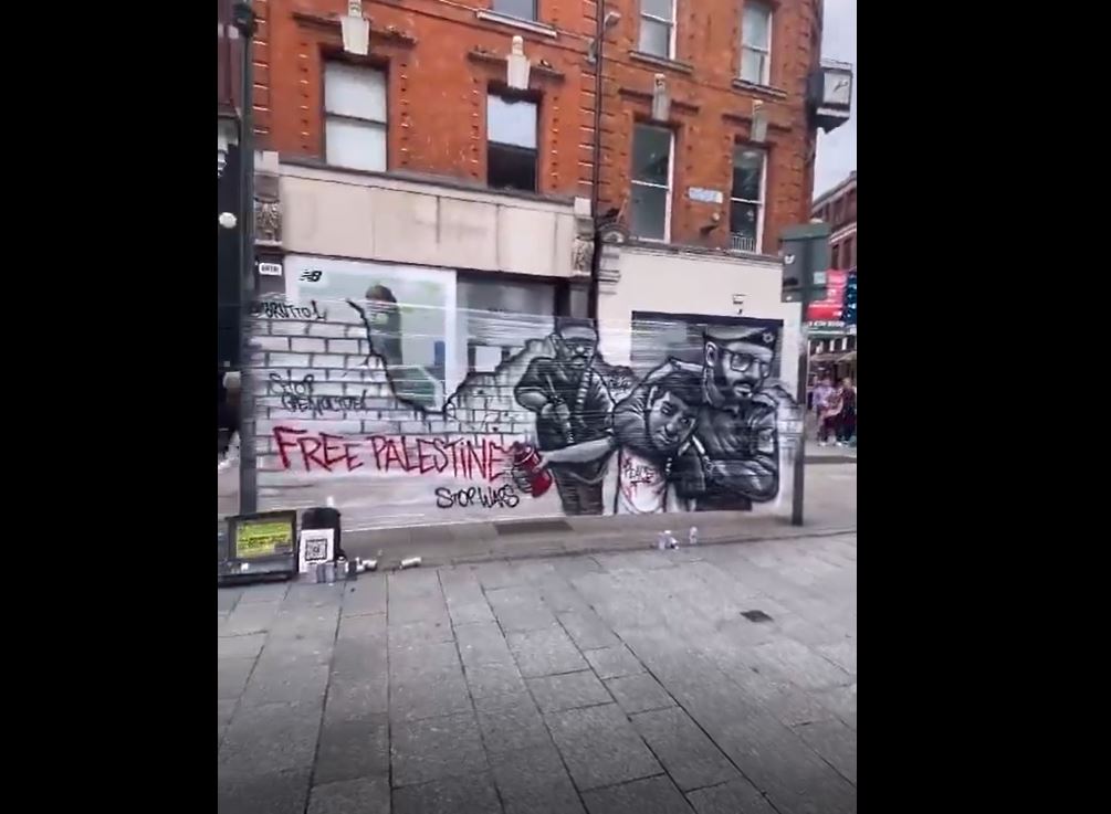 Video: Brazilian artist creates a unique art piece in Dublin, Ireland in support of Palestinian people in Gaza
