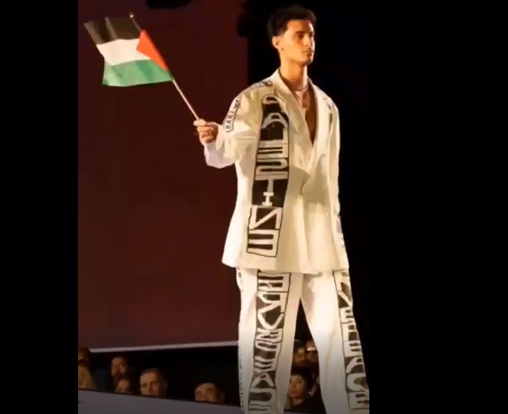 Video: Australian fashion designer raises Palestinian flag during his show in New York 