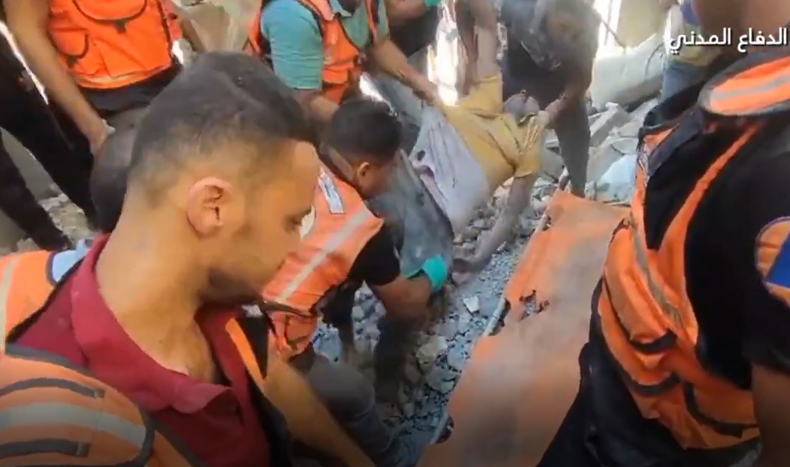 Video: Despite shortage of heavy equipment in Gaza, CDT using their hands to dig out deceased Palestinians from rubble 