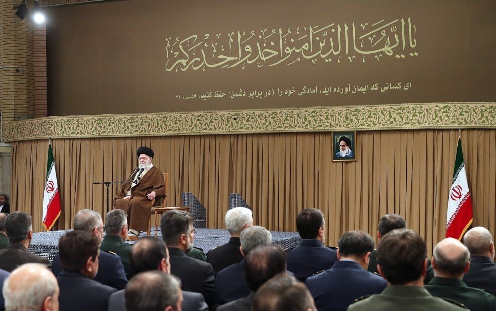 22 بہمن کو ایرانی عوام کا ملینز مارچ دشمن کی احمقانہ دھمکیوں پر اتحادِ ملت کا رد عمل تھا، امام خامنہ ای + تصویر