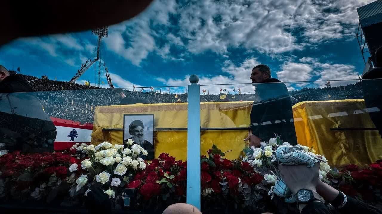 Nameyek ji dil ji çalakvanekî medyayî yê Yemenê ku pesnê rêberê berxwedanê daye; Ruhê Cîhadî yê Seyîd di Roja Cenazeyê de ji nû ve derket holê