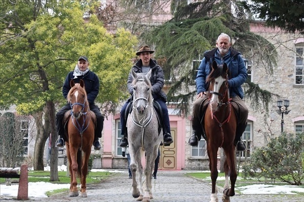 A cavallo verso la Mecca: un trio spagnolo attraversa l'Europa e il Medioriente per compiere l'Hajj