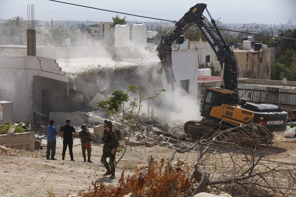 Israeli occupation authority razes Palestinian building in Al-Quds