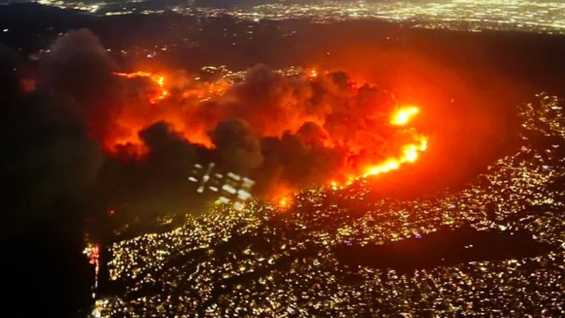 Evakuierungsaufruf für Hollywood wegen Waldbränden in Los Angeles, Angriffe auf den Jemen und Irans Abwehrplan für Geheimjets