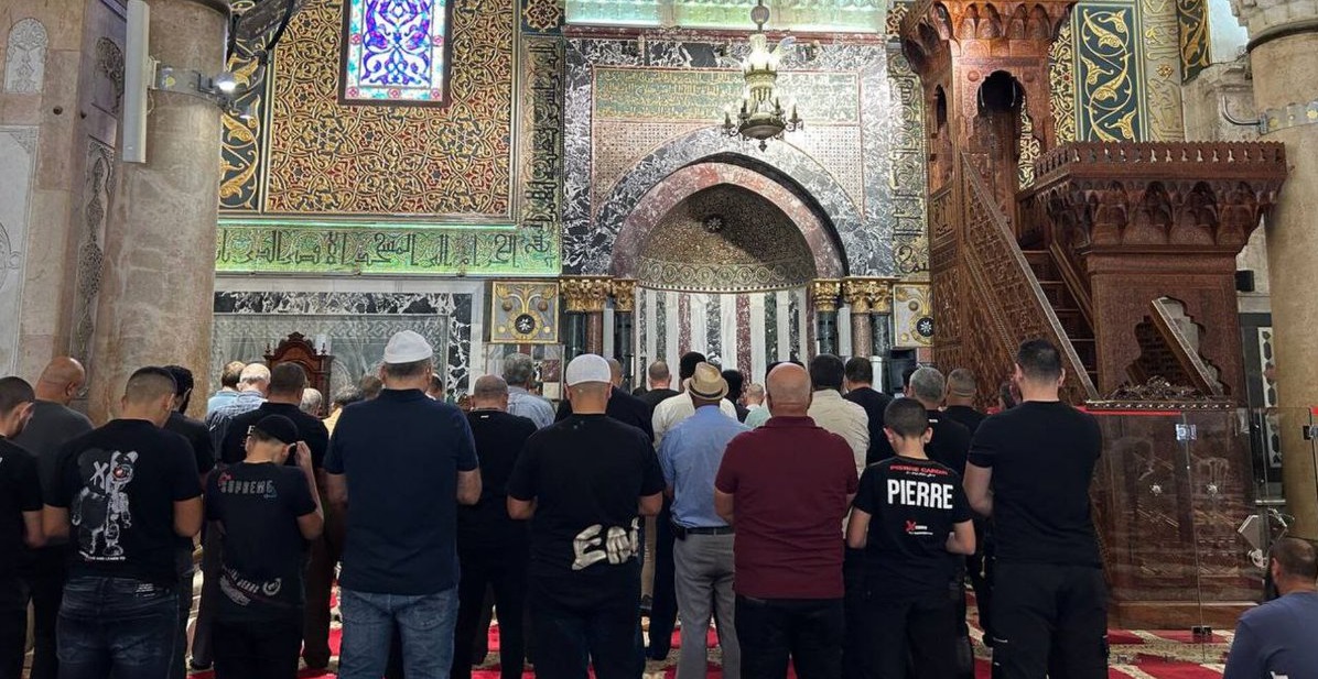 فیديو | الأهالي يؤدون صلاة الظهر في المصلى القبلي بالمسجد الأقصى المبارك
