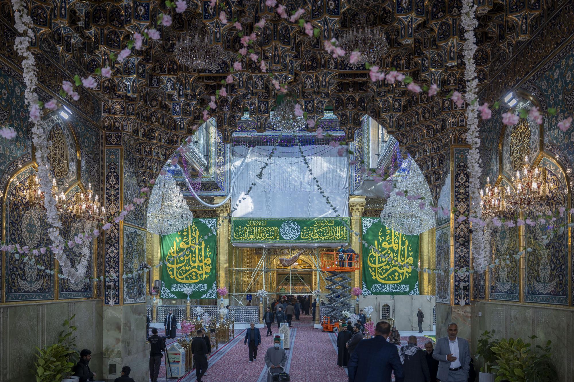 نشر مظاهر الزينة والفرح داخل صحن مرقد أبي الفضل(ع) بمناسبة ذكرى ولادة أمير المؤمنين (ع)+(صور)