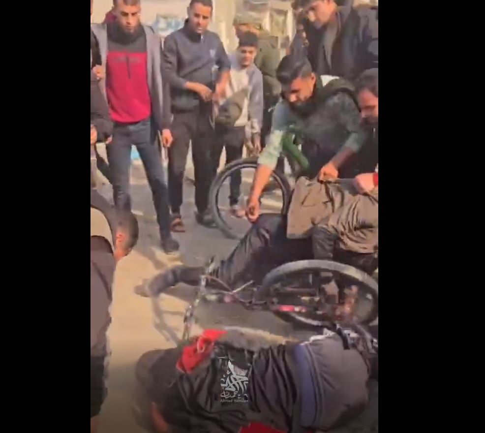 Video: Two Palestinians martyred, in Israeli airstrike in central Gaza 