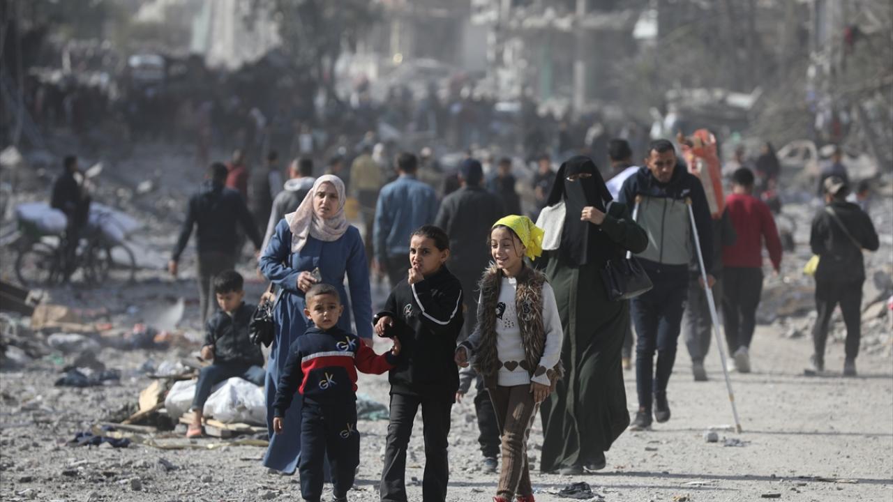 تقرير مصور/ عودة نازحي غزة الى منازلهم بعد وقف إطلاق النار