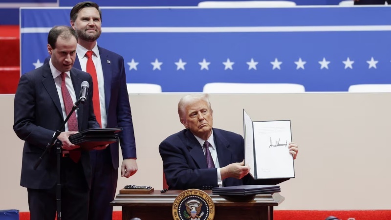 Исполнительные указы Трампа в первый день; От помилования мятежников в Конгрессе до выхода США из Всемирной организации здравоохранения