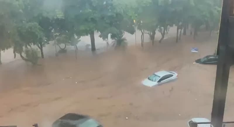 Chuva em São Paulo causa enxurrada em metrô, deixa ruas alagadas e mais de 150 mil sem luz