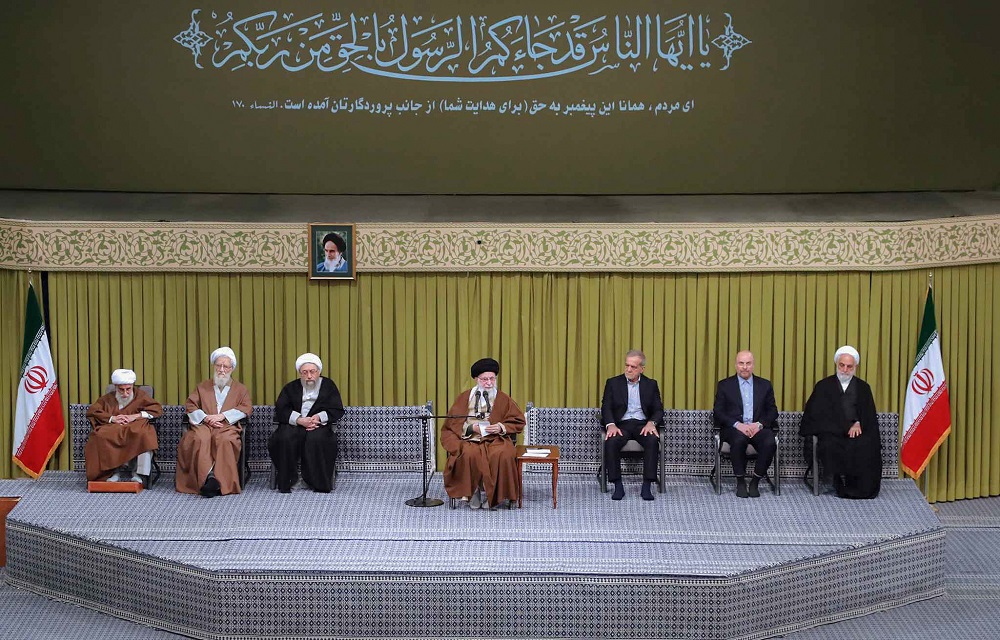 سفارتکارانہ مسکراہٹوں کی آڑ میں چھپی ہوئی دشمنیوں سے ہوشیار رہنا چاہئے / مقاومت بعثت کا جلوہ ہے، امام خامنہ ای 