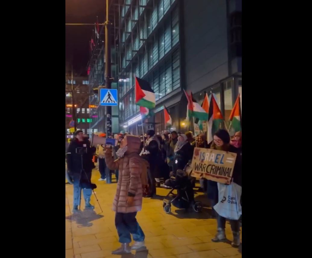 Video: Finnish activists in Helsinki held a rally outside Israeli embassy to protest occupation's attacks against hospitals 