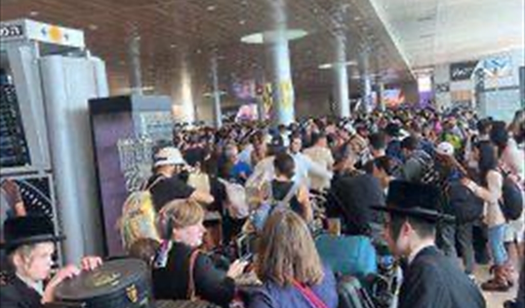 فیديو | لحظات هروب المستوطنين من مطار بن غوريون بعد وصول الصاروخ اليمني