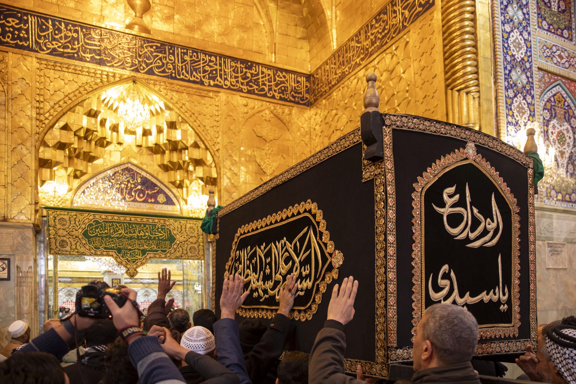 Procession of people of Karbala carried symbolic coffin of Imam al-Hadi in Bayn al-Haramayn (+Photos)