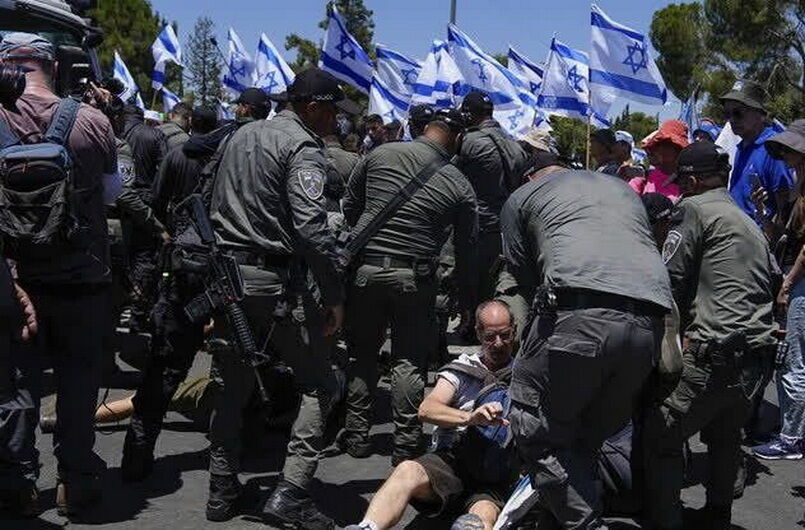 Polícia do regime sionista confronta manifestantes anti-Netanyahu