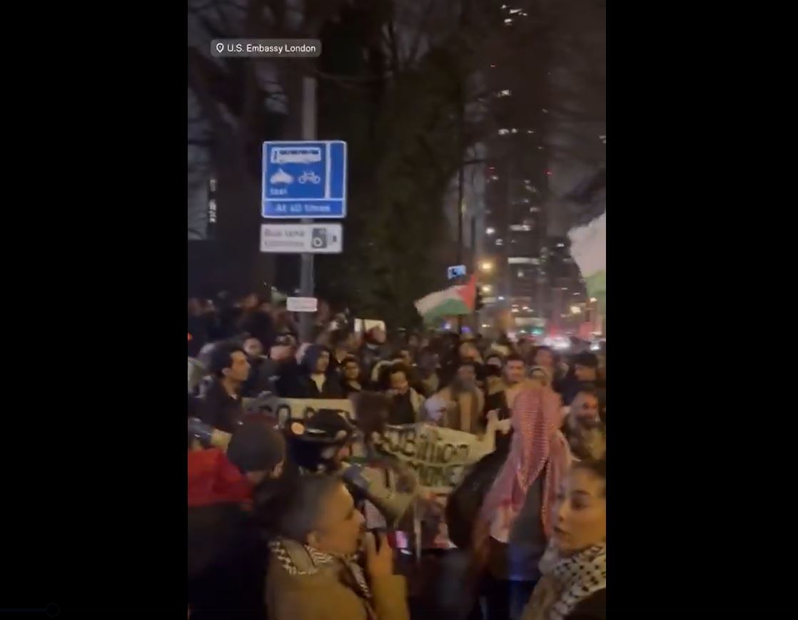 Video: Massive rally outside US embassy in London demanding Free Dr Hussam Abu Safiya