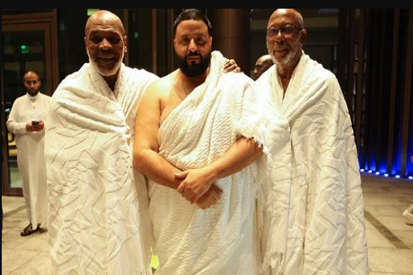 American former professional boxer performs Umrah in Mecca