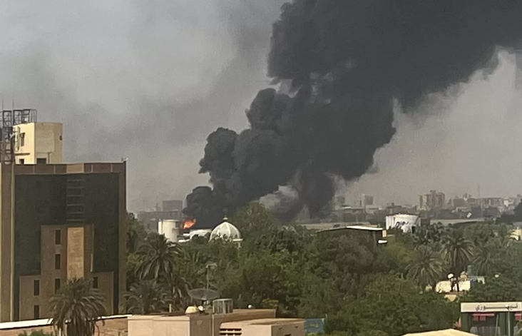 اشتباكات الجيش السوداني والدعم السريع تدخل يومها الثالث وعدد القتلى يرتفع