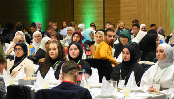 Više od 1.000 mladih na iftaru s reisul-ulemom