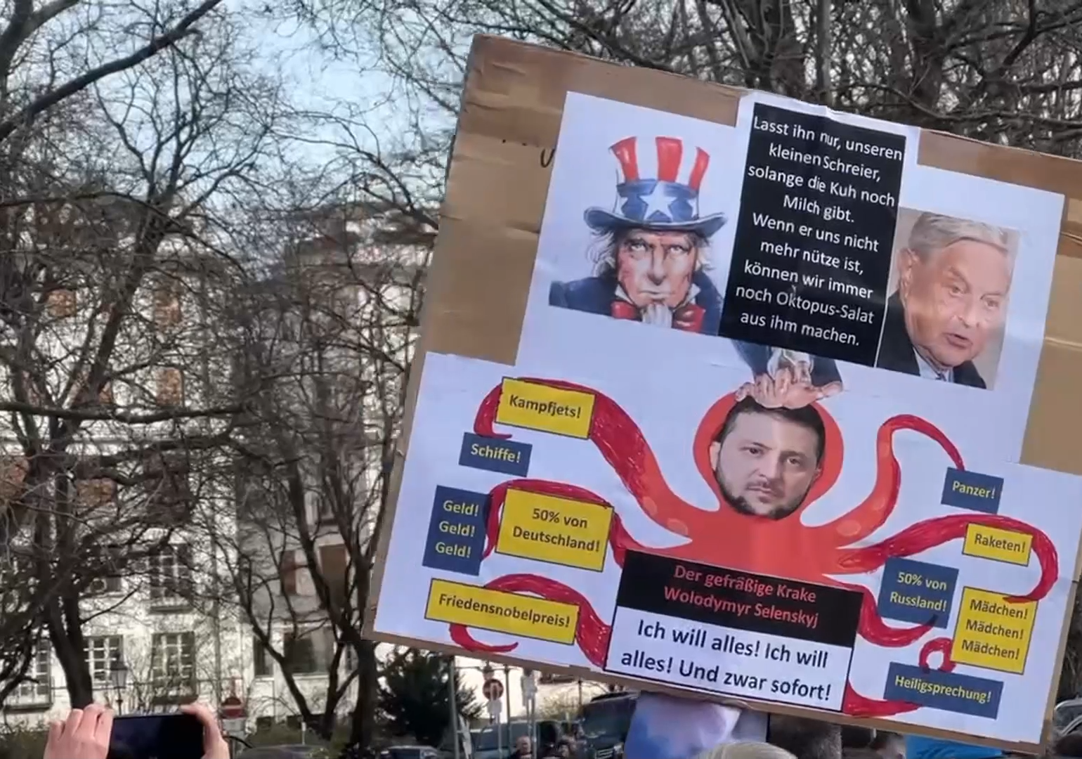 ميونيخ .. احتجاجات رافضة لتزويد أوكرانيا بالسلاح أمام مقر انعقاد قمة الأمن العالمي 