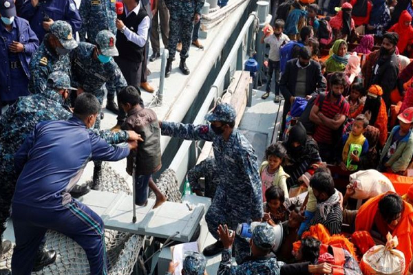 آغاز انتقال پناهندگان مسلمان روهینگیا از مرز بنگلادش - میانمار