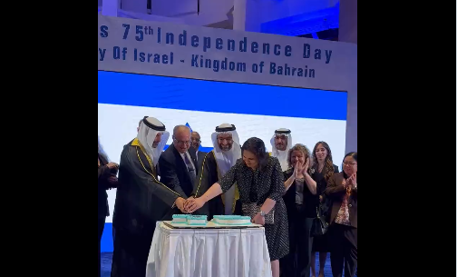 في أجواء المصاب المفجع لاستشهاد شابين بحرانيين..الخليفيون في حفل “الاستقلال” للكيان الاسرائيلي المؤقت