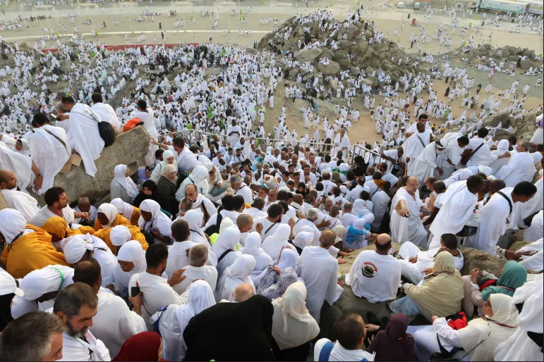 ضيوف الرحمن يتوافدون إلى مشعر عرفات لأداء الركن الأعظم من مناسك الحج