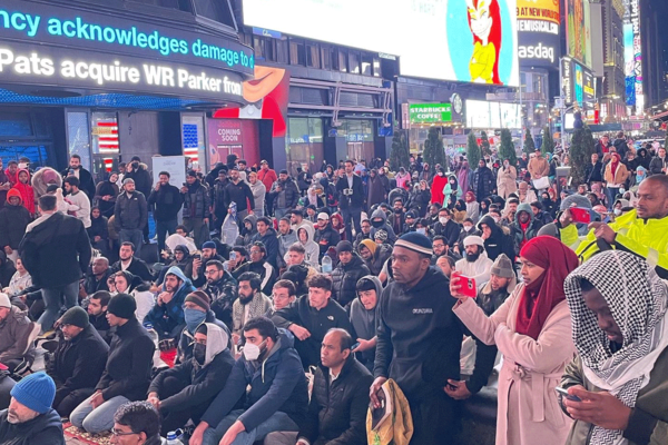 Muslims break fast, hold Taraweeh Prayers at New York’s Times Square