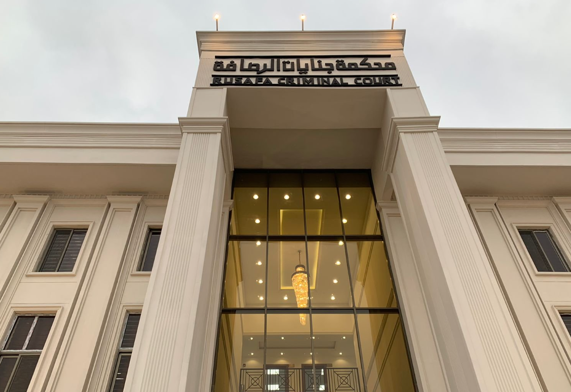 اعدام إرهابي داعشي قام بقتل جنديين والتمثيل بجثتهما في الانبار