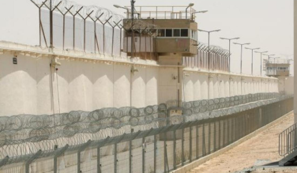 أسرى فلسطينيون في سجون الاحتلال الإسرائيلي يعلنون إضرابهم عن الطعام