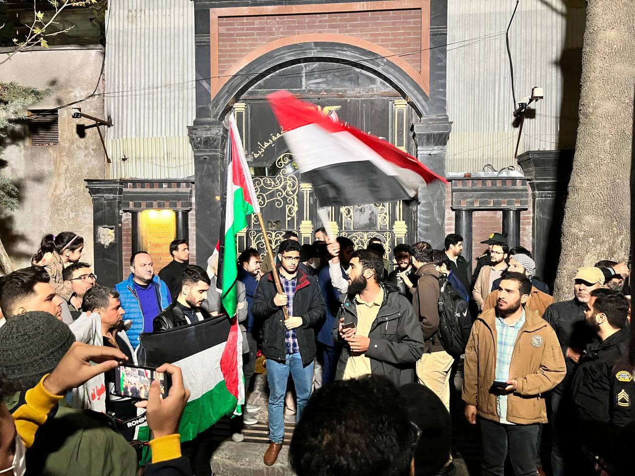 تجمع الشباب والطلاب الطهرانيين امام السفارة اليمنية لدعم تحرك انصار الله ضد الكيان الصهيوني