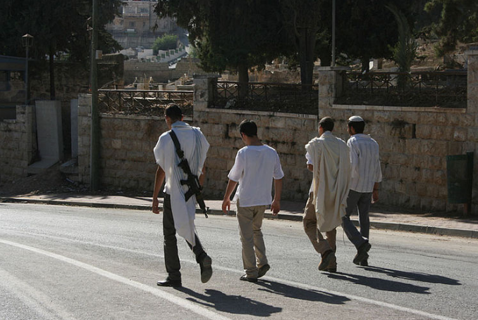 Israeli settlers open live fire on Palestinians in al-Khalil