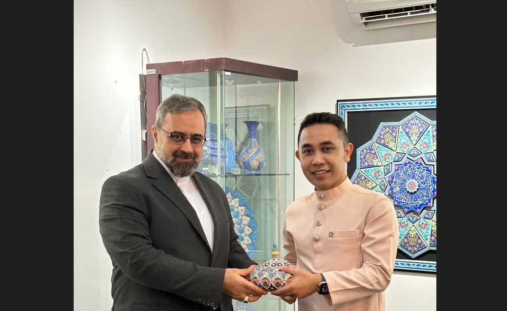 تقدیر رایزن فرهنگی ایران در مالزی از خواننده مسلمان مالزیایی | بازدید ۵۰ میلیونی از کلیپ اصفهان + ویدیو