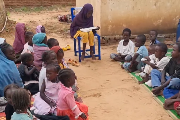  أطفال سودانيون يتعلمون القرآن في مخيم للنازحين