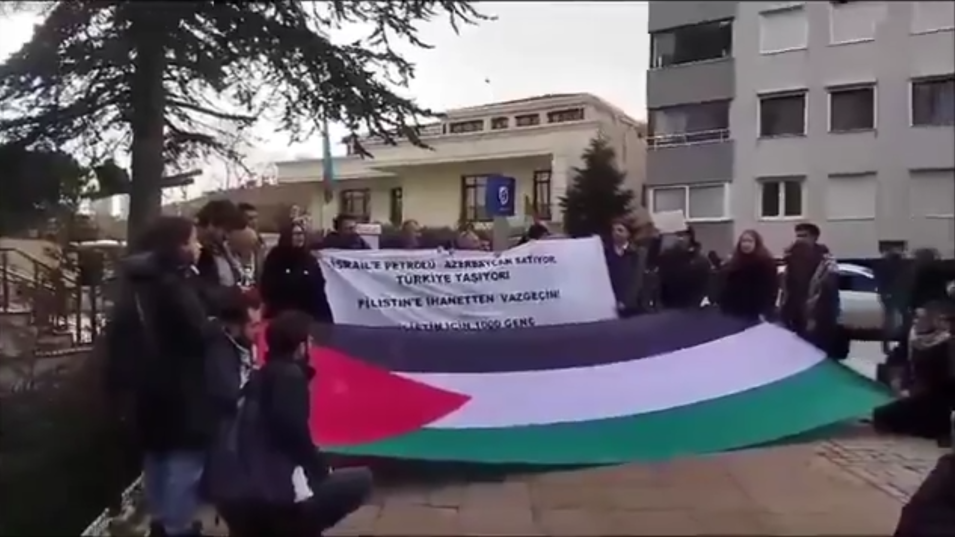 Video / Azerbaycan-İstanbul Büyükelçiliği önü, Türkiye:  Azerbaycan petrolü Siyonizmin toplarına, tanklarına ve savaşçılarına yem oluyor  Azerbaycan suç ve soykırımın ortağıdır  Azerbaycan Filistinli çocukların katilidir.