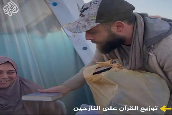 Palestinian youth distributes Qurans among refugees in Gaza