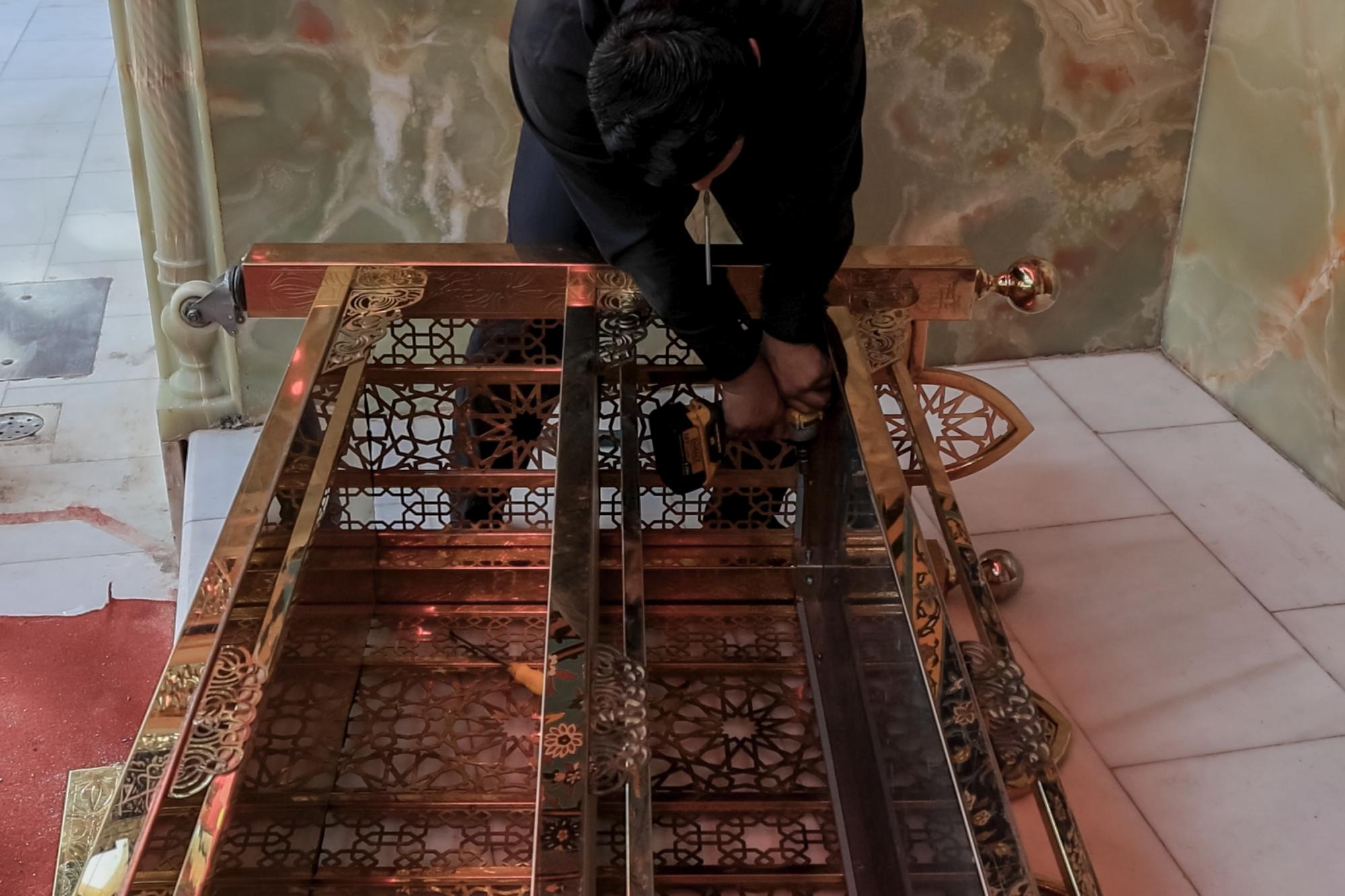 Staff of Al-Abbas shrine carrying out maintenance of mobile separations after Ashura and burial of holy bodies