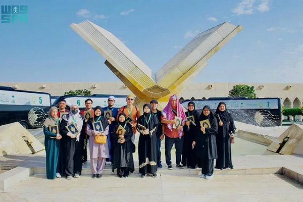 Asian Umrah pilgrims visit Medina Quran printing complex 
