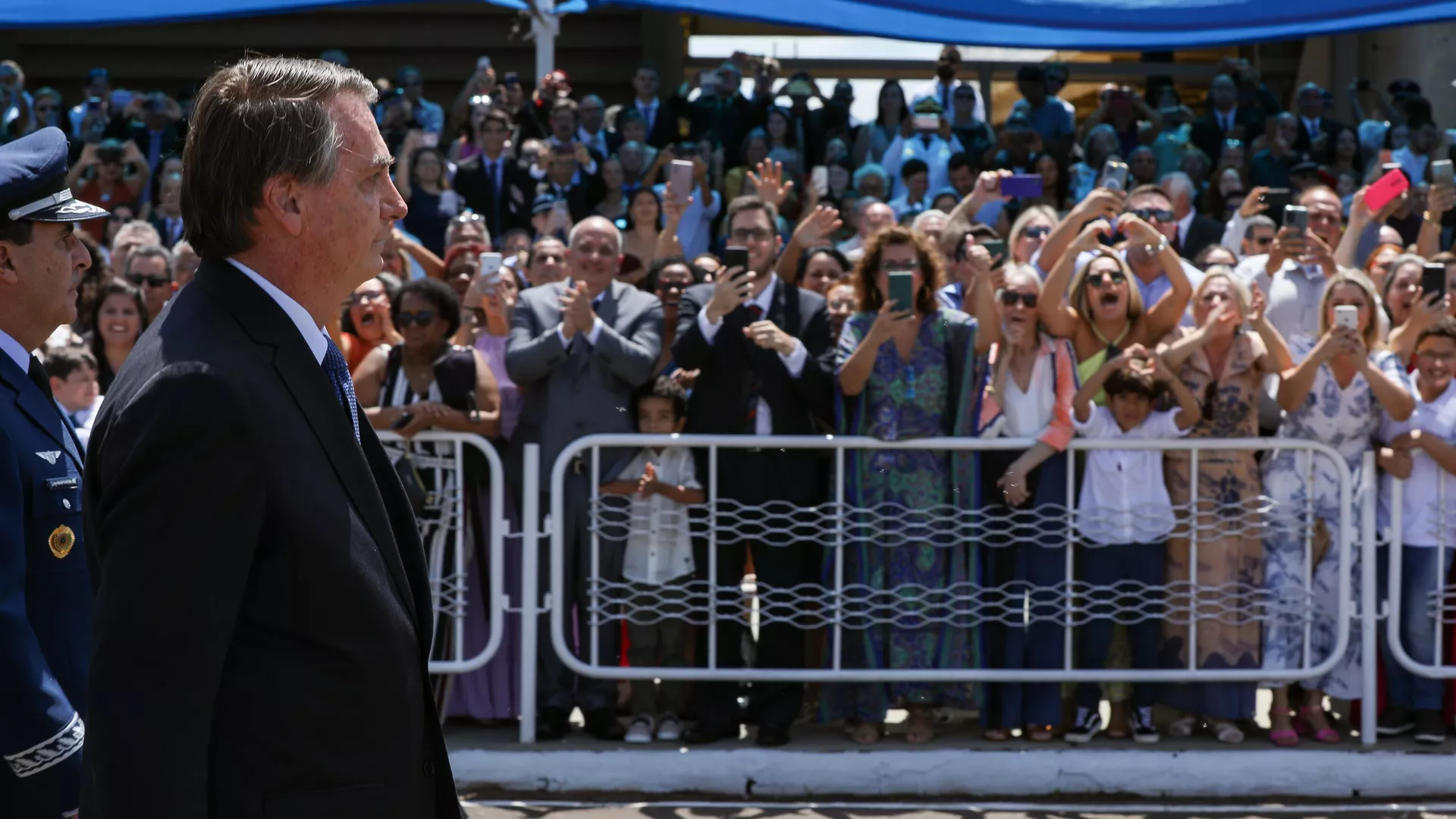 Enquanto Lula define ministros, Bolsonaro nomeia 14 militares e 13 embaixadores para novos cargos