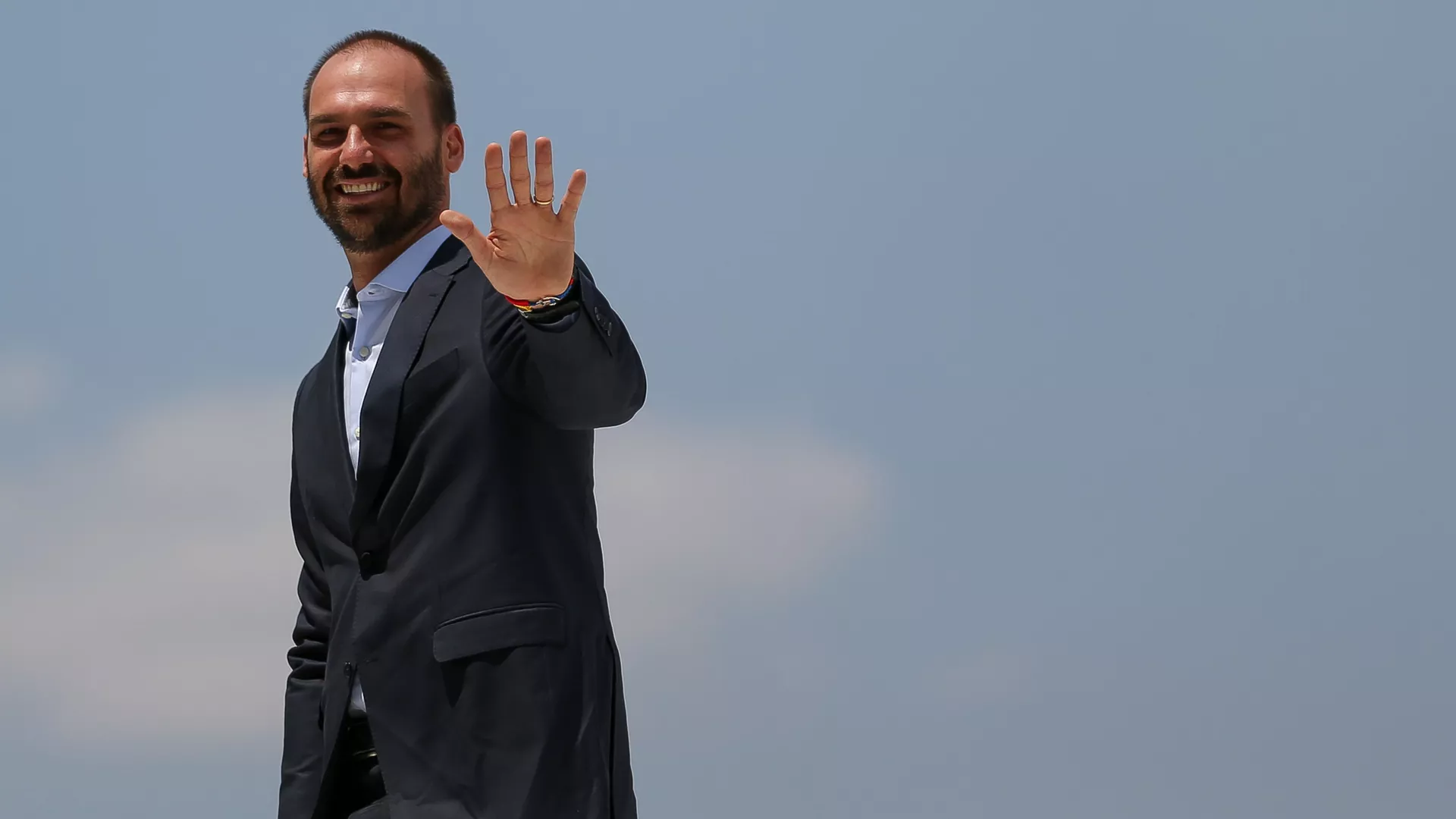 Após críticas, Eduardo Bolsonaro diz que foi ao Catar entregar pen drive sobre 'situação do Brasil'
