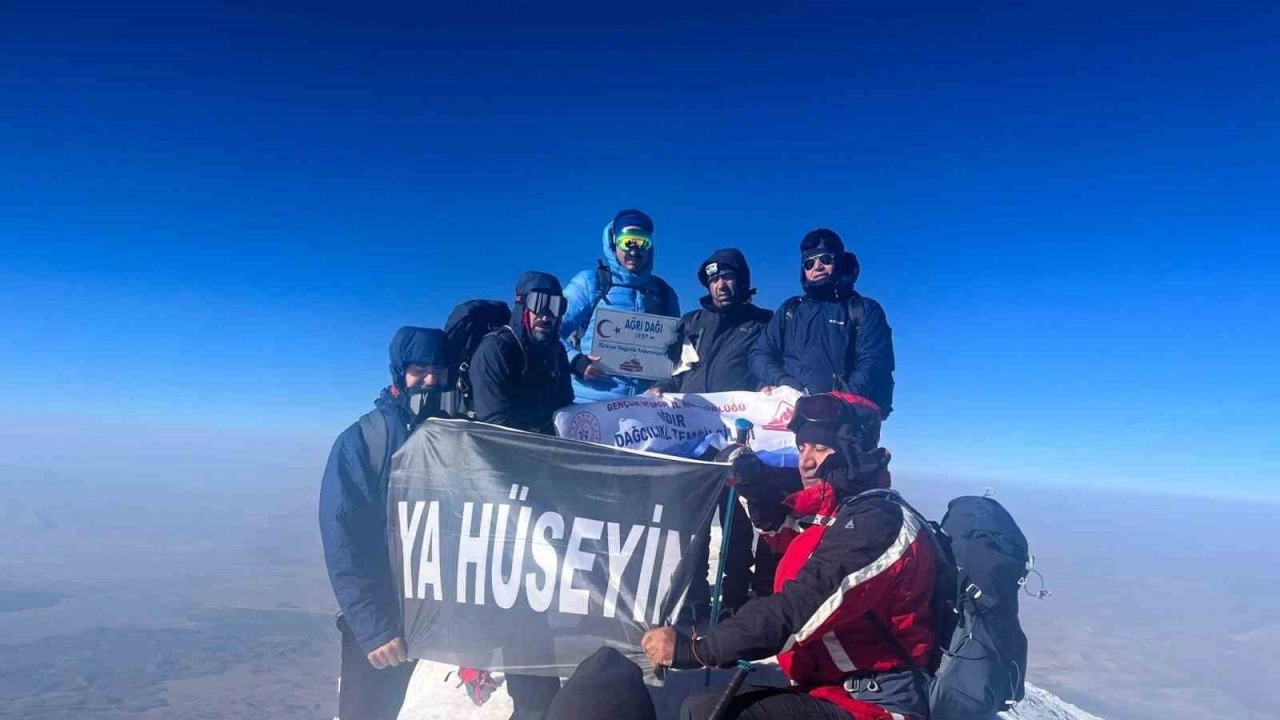 Iğdırlı dağcılar Kerbela şehitlerini Ağrı Dağı’nın zirvesinde andı Iğdırlı dağcılar Kerbela şehitlerini Ağrı Dağı’nın zirvesinde andı