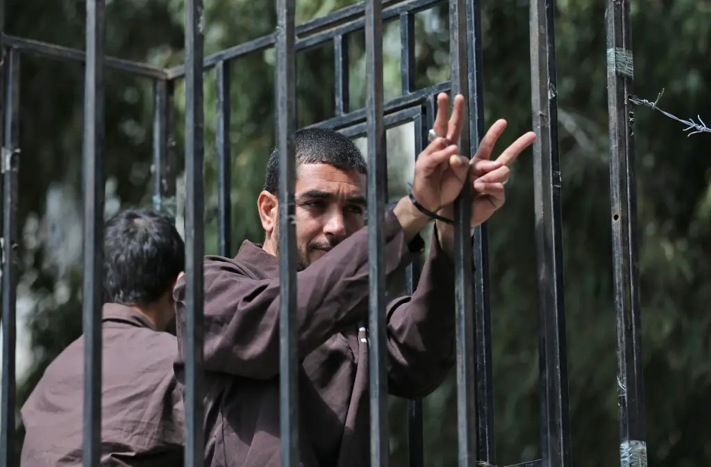1,000 Palestinian prisoners go on hunger strike in Israeli prisons