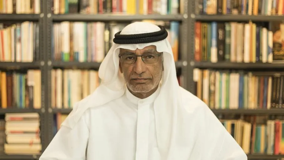أكاديمي إماراتي يسخر من "أبو عبيدة" وينسب له تصريحا مفبركا.. سخط واسع