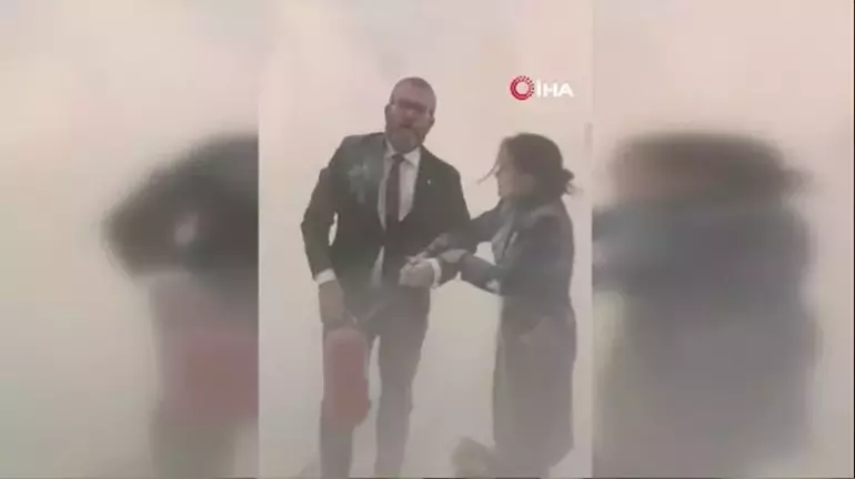 Video / Polonya Parlamentosunun Temsilcisi, Polonya Parlamentosunda Yakılan eski Yahudi Bayramını Hanuka Mumlarından Oluşan Yangın Söndürücüyle Söndürdü!