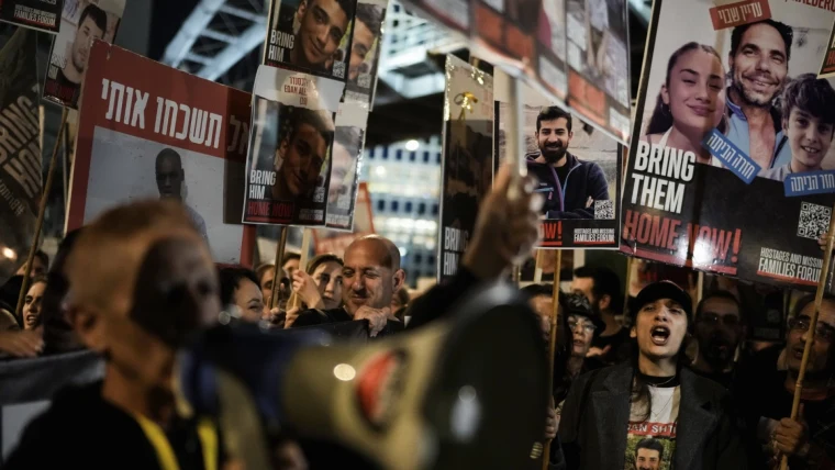 Thousands of Israelis rally after IDF mistakenly kills hostages held by Hamas