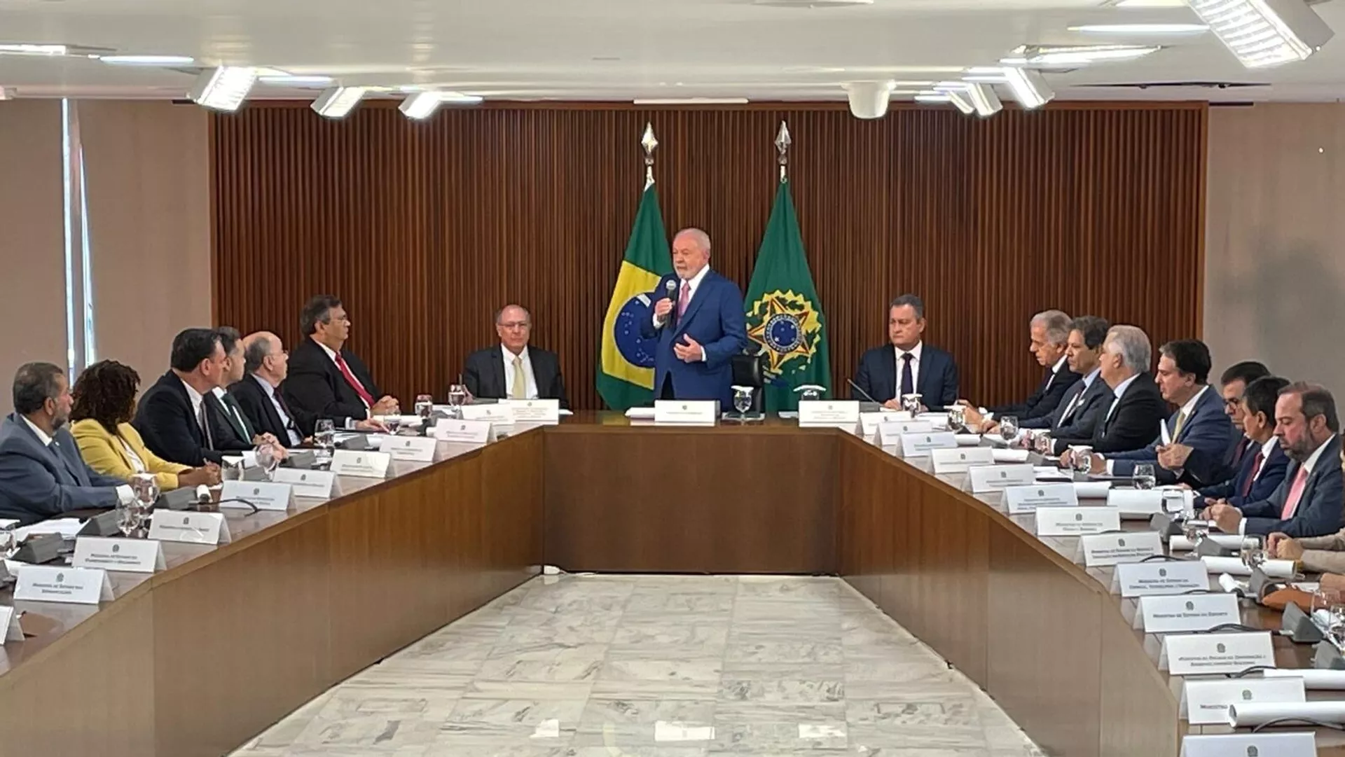 Lula faz sua primeira reunião com ministros de seu governo