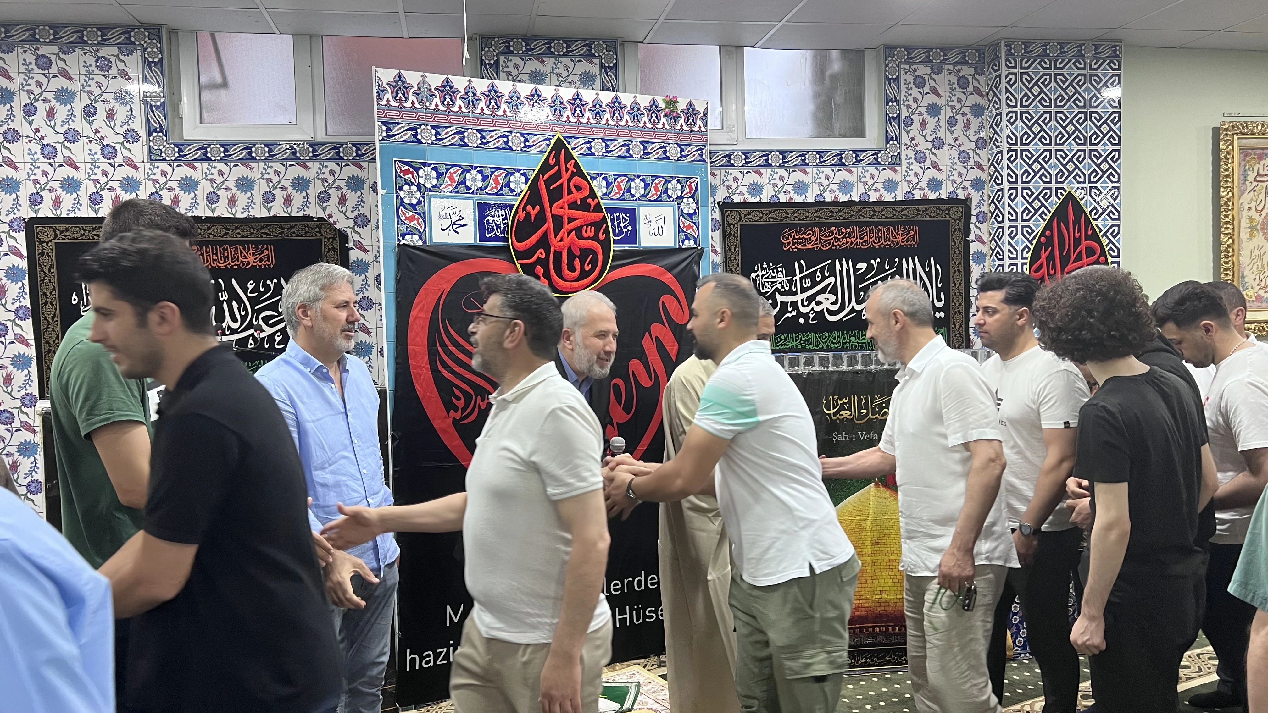 Müslümanlar Bayram Namazı için mescitlere akın etti