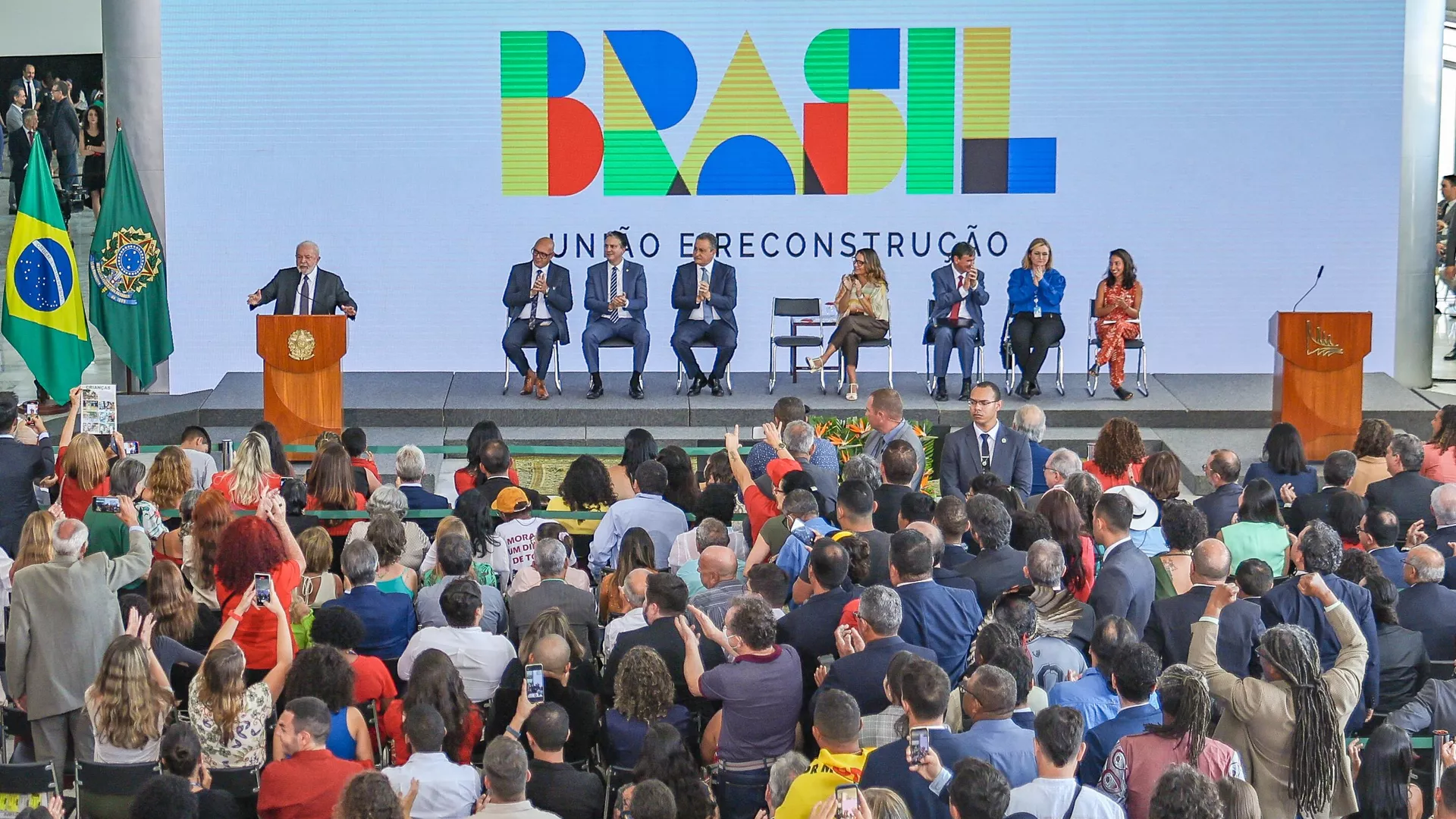 Ao lançar novo Bolsa Família, Lula diz que economia 'não cresceu nada' em 2022 e critica Petrobras