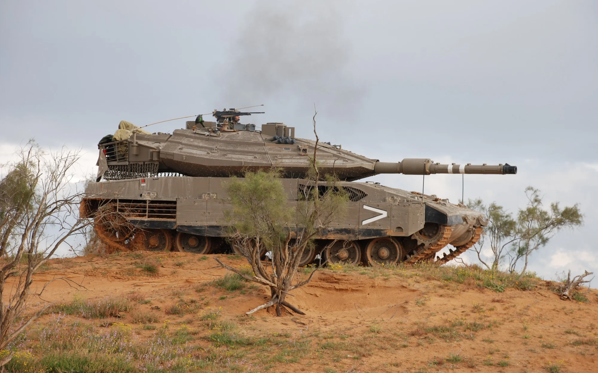 Israeli tanks attack Gaza, injure 2 Palestinians