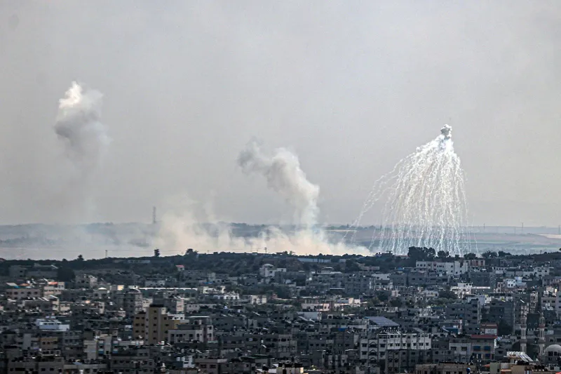 Zionist regime attacks Gaza with phosphorous bombs